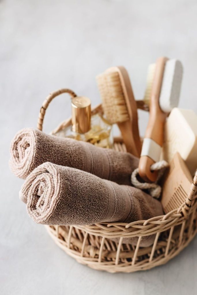 brosse bambou et serviettes réutilisables pour les astuces écolo